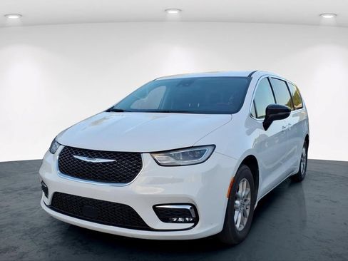 Used 2024 Chrysler Pacifica Touring-L FWD image 5