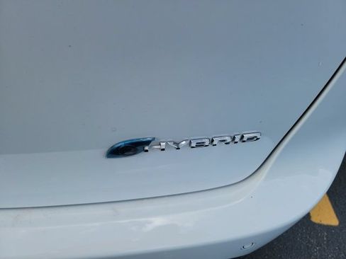 Used 2024 Chrysler Pacifica Limited FWD image 5