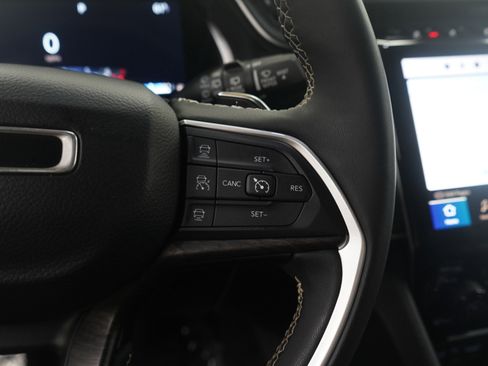 Used 2023 Jeep Grand Cherokee Limited image 19