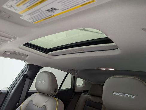 Used 2024 Chevrolet Trax ACTIV w/ Sunroof Package image 16