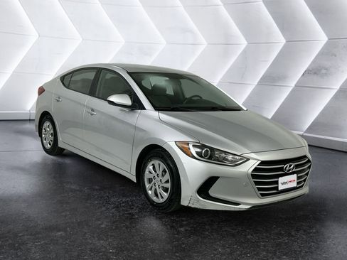 Used 2017 Hyundai Elantra SE image 1