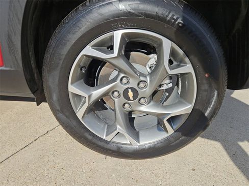 Used 2025 Chevrolet Trax LT w/ LT Convenience Package image 28