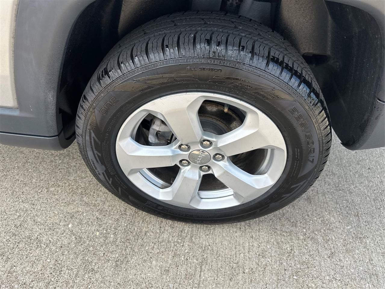 Used 2018 Jeep Compass Latitude AWD/4WD image 25