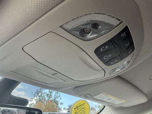 Used 2024 Chrysler Pacifica Touring-L image 32