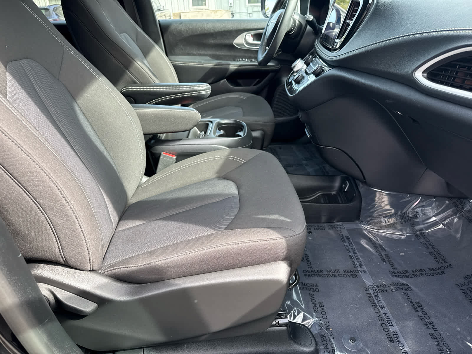 Used 2024 Chrysler Pacifica Touring FWD image 12