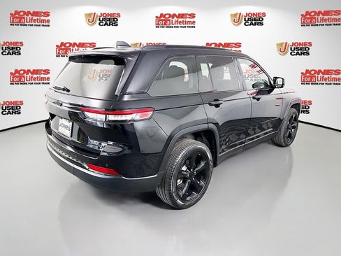 Used 2023 Jeep Grand Cherokee Limited w/ Black Appearance Package AWD/4WD image 16