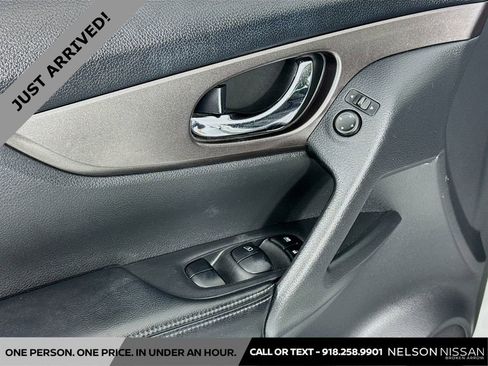 Used 2015 Nissan Rogue SV FWD image 17
