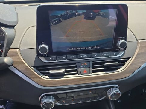 Used 2025 Nissan Altima 2.5 SV FWD image 18