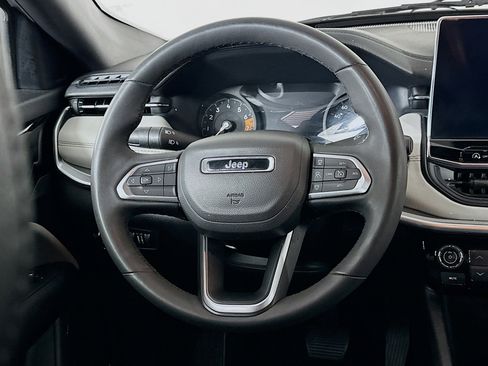 Used 2025 Jeep Compass Limited image 18