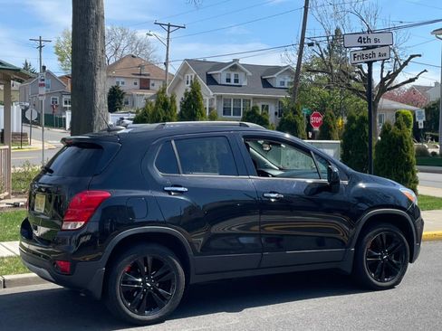 Used 2018 Chevrolet Trax LT w/ Sun & Sound Package AWD/4WD image 3