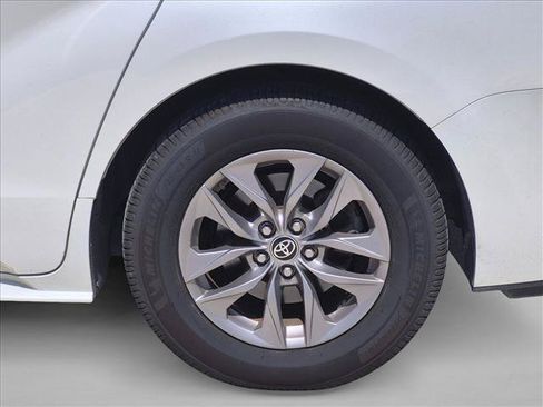 Used 2021 Toyota Sienna XLE FWD image 14