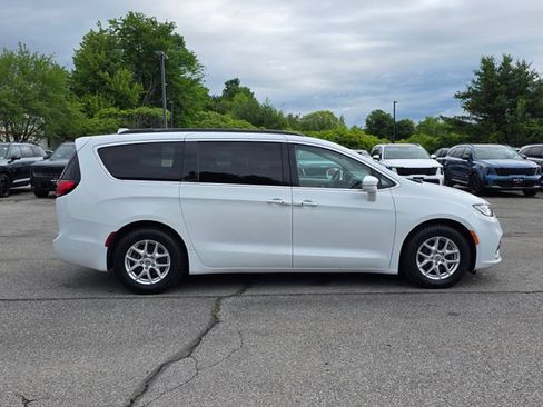 Used 2022 Chrysler Pacifica Touring-L FWD image 9