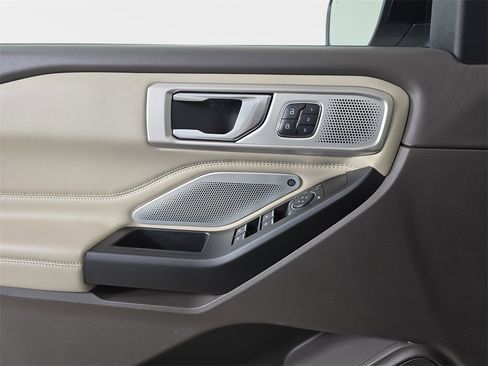 Used 2020 Ford Explorer Platinum w/ Premium Technology Package image 32