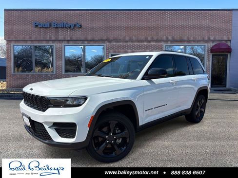 Used 2025 Jeep Grand Cherokee Altitude AWD/4WD image 1