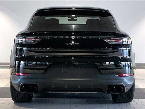 Used 2023 Porsche Cayenne Platinum Edition image 9