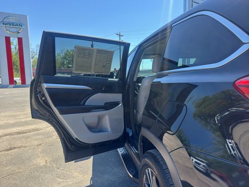 Used 2018 Toyota Highlander Plus FWD image 20