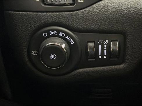 Used 2020 Jeep Cherokee Trailhawk AWD/4WD image 30