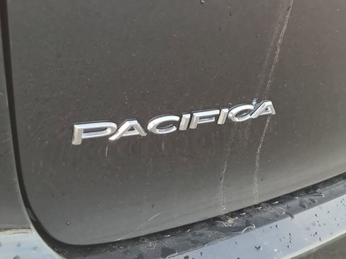 Used 2024 Chrysler Pacifica Touring-L image 15