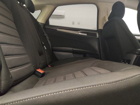 Used 2020 Ford Fusion SE FWD image 19