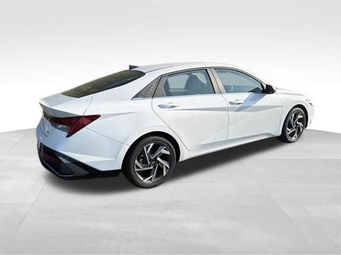 Used 2025 Hyundai Elantra Limited FWD image 12