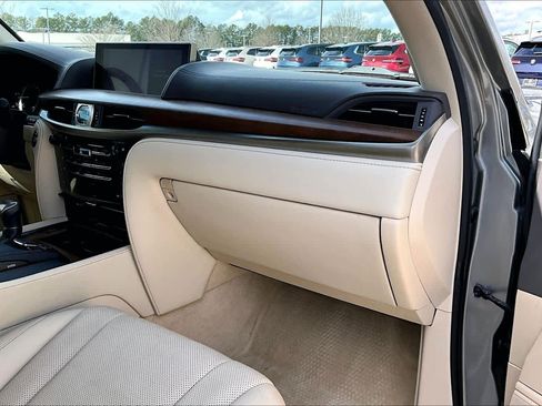 Used 2021 Lexus LX 570 4WD w/ Luxury Package image 19