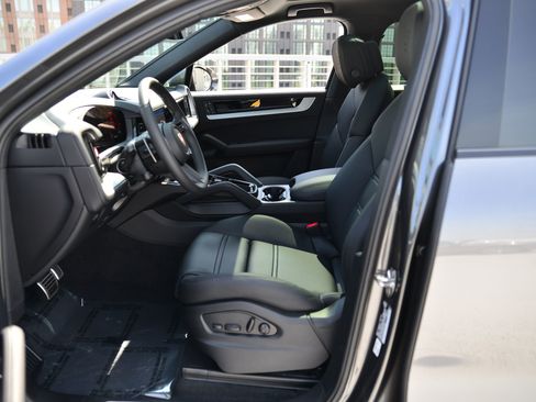 Used 2026 Porsche Cayenne S image 5