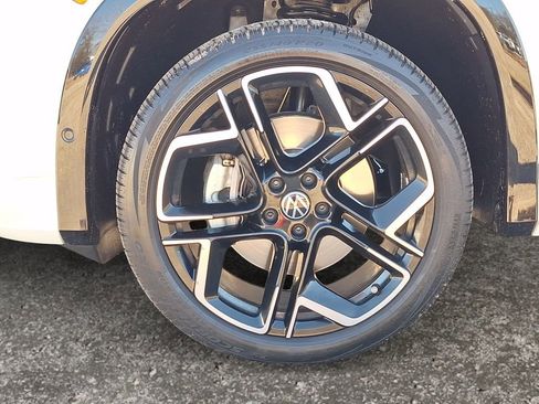 Used 2026 Volkswagen Tiguan SEL R-Line image 9