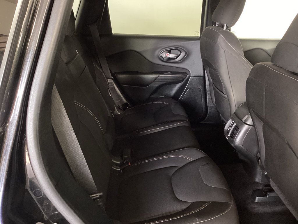 Used 2017 Jeep Cherokee Latitude AWD/4WD image 11
