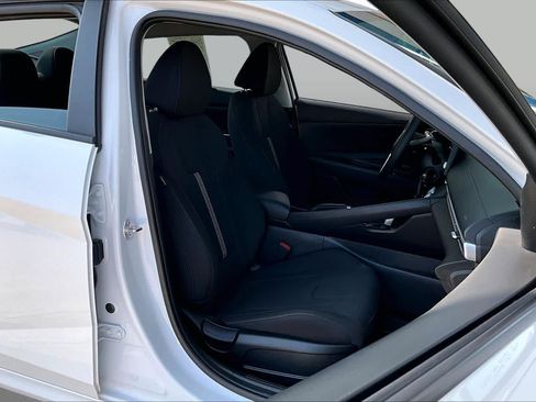 Used 2026 Hyundai Elantra SE FWD image 9