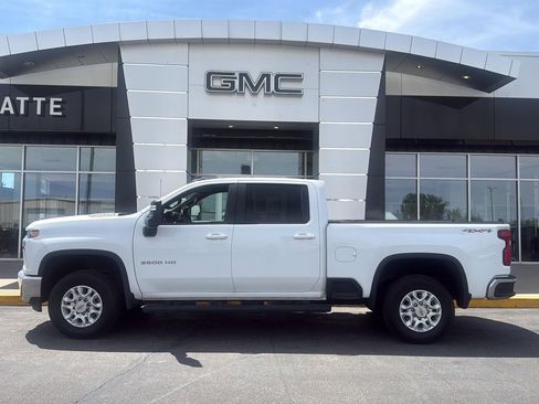 Used 2022 Chevrolet Silverado 2500 LT w/ Convenience Package AWD/4WD image 1