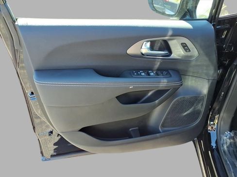 New 2026 Chrysler Pacifica Select image 12