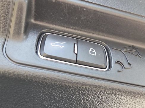 Used 2022 Ford Explorer XLT w/ Equipment Group 202A AWD/4WD image 18