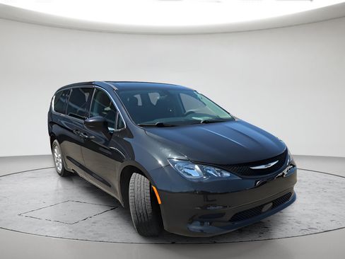 Used 2022 Chrysler Voyager LX FWD image 2