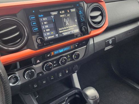 Used 2016 Toyota Tacoma TRD Off-Road w/ Premium & Technology Package image 9