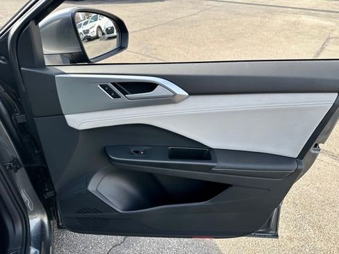 Used 2025 Volkswagen Taos SE image 21