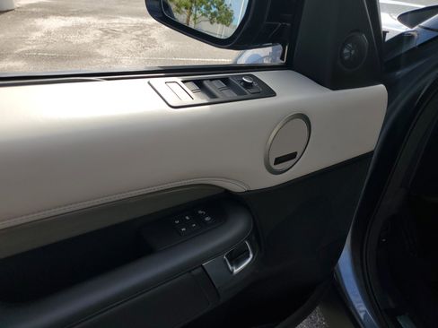 Used 2020 Land Rover Discovery HSE image 17