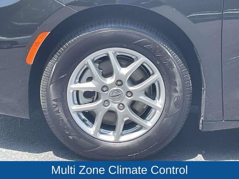 Certified 2023 Chrysler Pacifica Touring-L FWD image 12