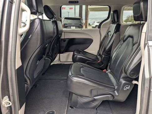 Used 2023 Chrysler Pacifica Touring-L image 26