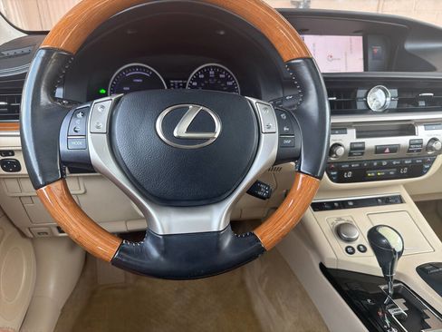 Used 2014 Lexus ES 300h w/ Luxury Package w/Bamboo Trim image 29