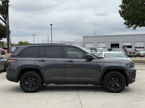 Used 2023 Jeep Grand Cherokee Altitude AWD/4WD image 3