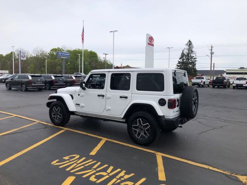 Used 2025 Jeep Wrangler Unlimited Sahara AWD/4WD image 5