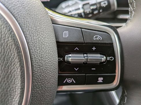 Used 2025 Kia Carnival EX image 13