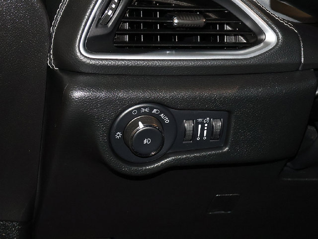 Used 2026 Chrysler Pacifica Limited FWD image 28