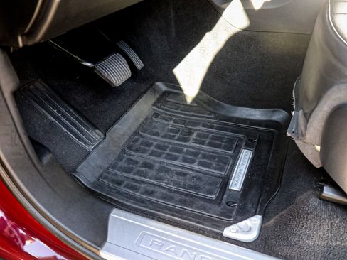 Used 2017 Land Rover Range Rover Sport HSE image 16