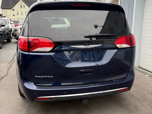 Used 2017 Chrysler Pacifica Touring-L Plus image 3