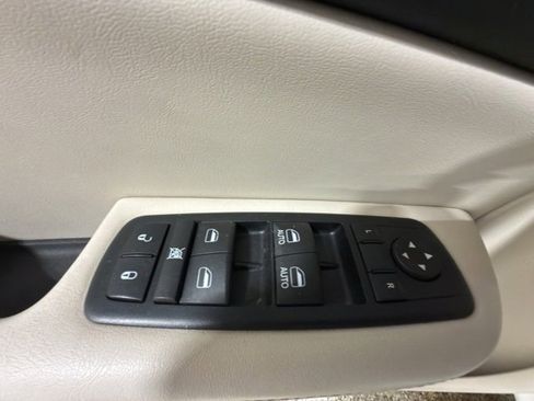 Used 2017 Chrysler 200 Limited Platinum w/ Comfort & Convenience Group image 11