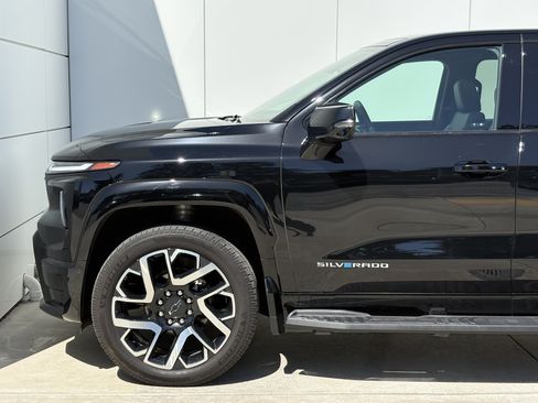 Used 2025 Chevrolet Silverado EV RST AWD/4WD image 5