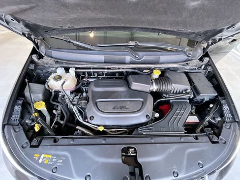 Used 2023 Chrysler Pacifica Touring-L FWD image 25
