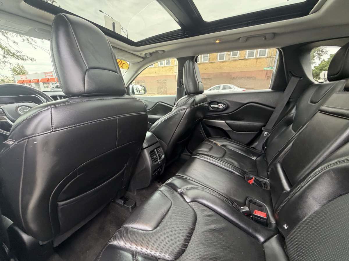 Used 2019 Jeep Cherokee Limited w/ Trailer Tow Group AWD/4WD image 18
