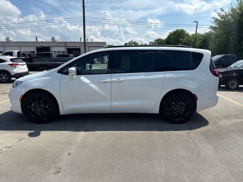 Used 2022 Chrysler Pacifica Limited w/ Uconnect Theater Family Group AWD/4WD image 8